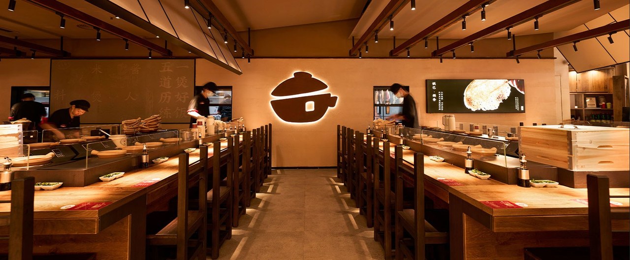 图12 煲仔饭板前实景(二):板前柜台现煮
