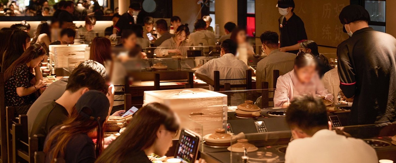 图11 煲仔饭板前实景(一):砂锅现煮现制