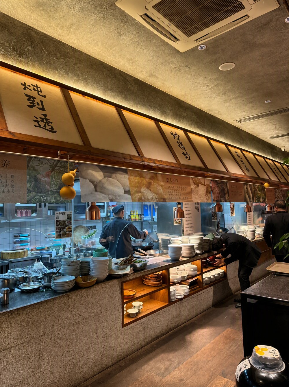 图5 玻璃明档实景:食材展示与现场炒制